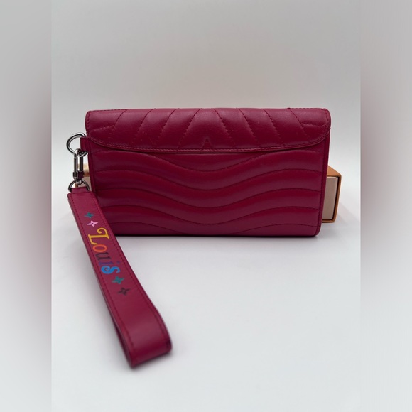 LOUIS VUITTON New Wave Long Wallet/Wristlet
Quilted Leather Rouge - Picture 3 of 16